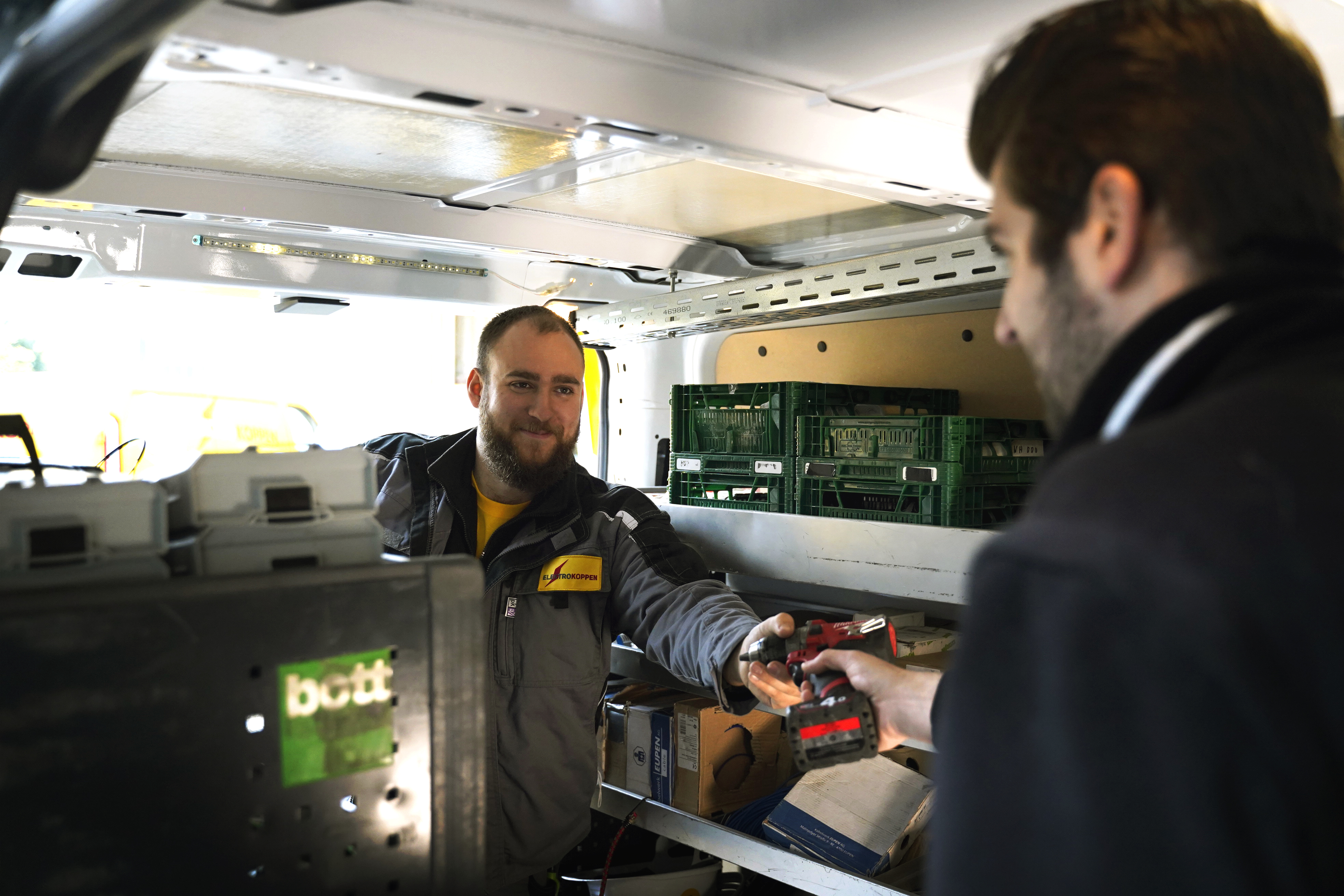 Firmengebäude und Fahrzeuge